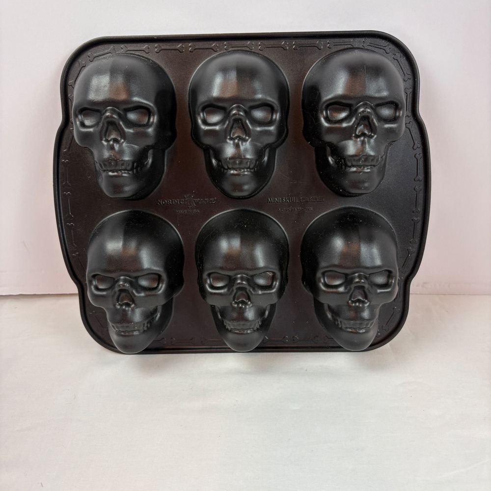 Nordic Ware Haunted Skull Cakelet Pan 6 Cavity Cast Aluminum Black Made in USA